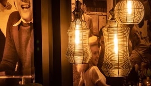 Atmosphärische lampen in der bar